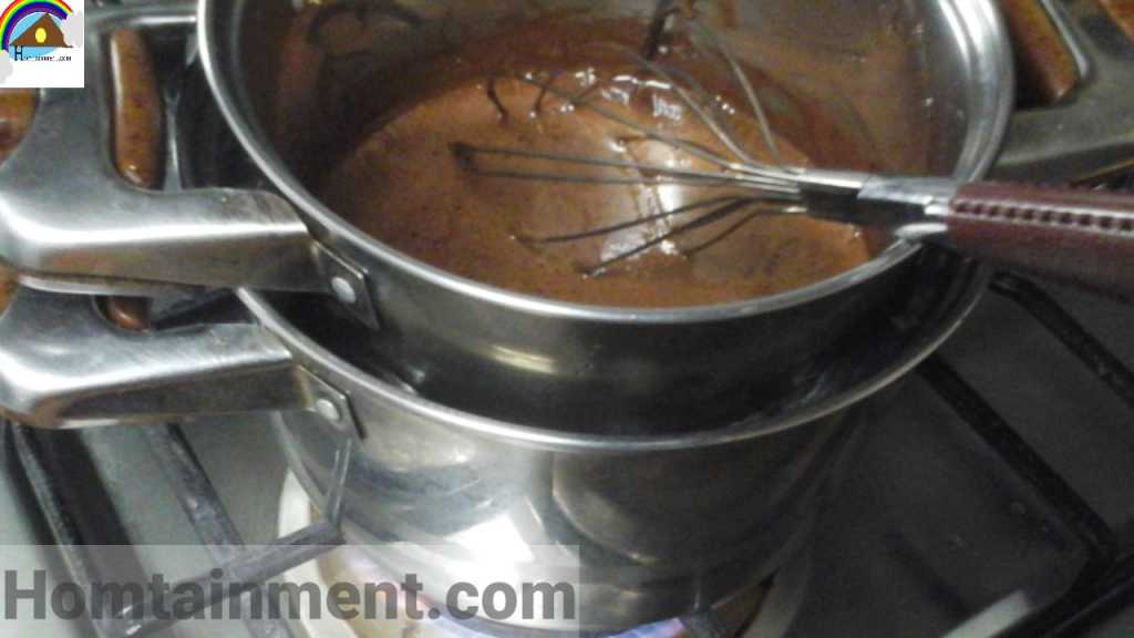 Double boiler to cook chocolate sauce
