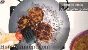 Addition of tomato slices under chapli kabab