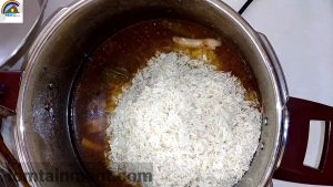 Addition-of-rice-in-yakhni for mutton yakhni pulao