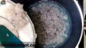 Addition of chopped onions in mince with capcicum
