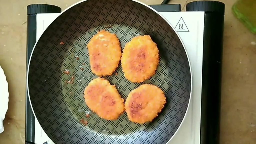 Frying of homemade chicken nuggets